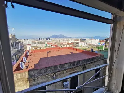 Vista generica sulle montagne o vista sulle montagne dall'interno dell'appartamento
