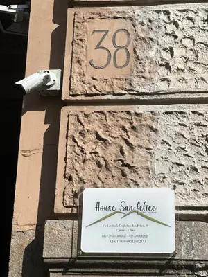 Certificato, attestato, insegna o altro documento esposto da House San felice