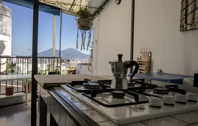 Vista generica sulle montagne o vista sulle montagne dall'interno del bed & breakfast