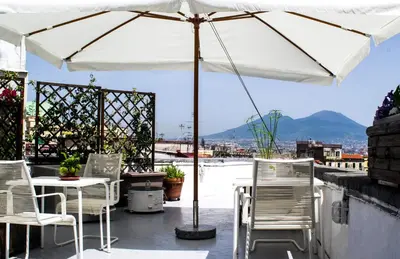 Vista generica sulle montagne o vista sulle montagne dall'interno del bed & breakfast