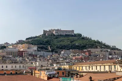 Vista generica su Napoli o vista sulla città dall'interno dell'appartamento