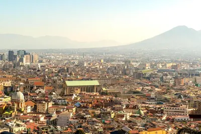 Vista generica sulle montagne o vista sulle montagne dall'interno dell'appartamento
