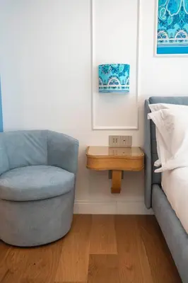 Area soggiorno di 4ROOMS Naples