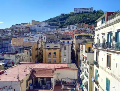 Vista generica su Napoli o vista sulla città dall'interno dell'affittacamere