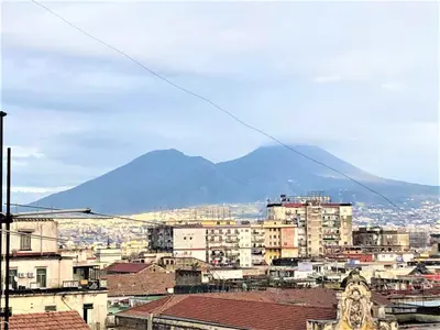 Vista generica sulle montagne o vista sulle montagne dall'interno dell'appartamento