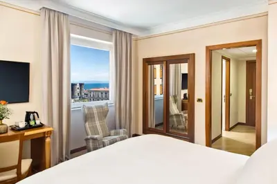 Letto o letti in una camera di Renaissance Naples Hotel Mediterraneo