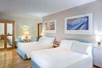 Letto o letti in una camera di Renaissance Naples Hotel Mediterraneo