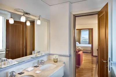 Bagno di Renaissance Naples Hotel Mediterraneo