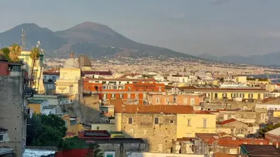 Vista generica sulle montagne o vista sulle montagne dall'interno dell'appartamento