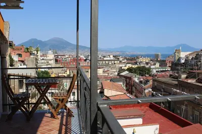 Vista generica sulle montagne o vista sulle montagne dall'interno dell'appartamento