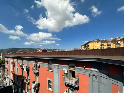 Vista generica sulle montagne o vista sulle montagne dall'interno dell'appartamento