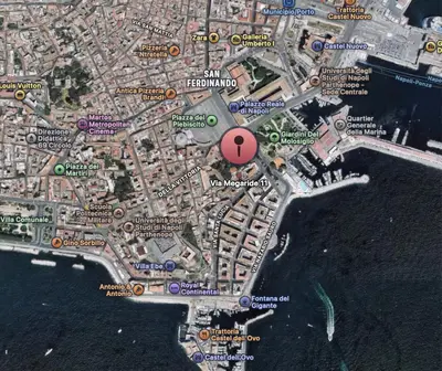 Vista generica su Napoli o vista sulla città dall'interno dell'appartamento