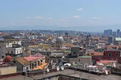 Vista generica su Napoli o vista sulla città dall'interno dell'affittacamere