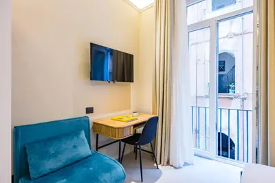 TV o dispositivi per l'intrattenimento presso Modern Spacious Apartment in the Heart of Naples
