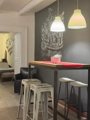 Area soggiorno di Painthouse creative house in Piazza Plebiscito