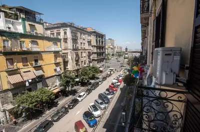 Vista generica su Napoli o vista sulla città dall'interno dell'appartamento