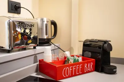 Set per la preparazione di tè e caffè presso Calumé - I Vicoli di Napoli - Comfort & Relax for Couples and Families
