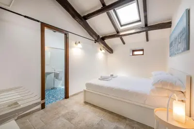 Letto o letti in una camera di Luxury Sea Front Penthouse - B Home