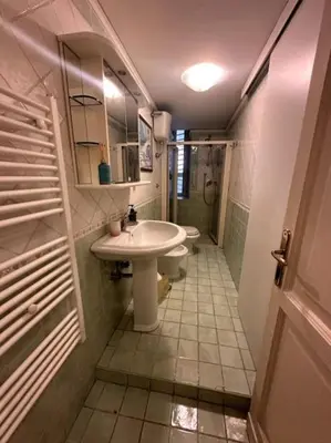 Bagno di Historic Vomero Apartment with Secluded Patio