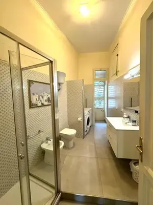 Bagno di Historic Vomero Apartment with Secluded Patio