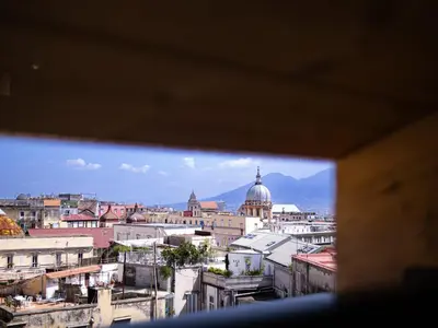 Vista generica su Napoli o vista sulla città dall'interno dell'appartamento