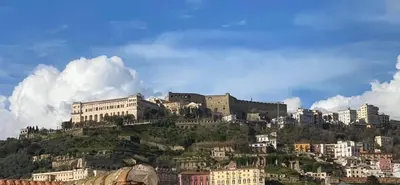 Vista generica sulle montagne o vista sulle montagne dall'interno dell'appartamento