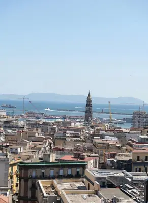 Vista generica su Napoli o vista sulla città dall'interno dell'affittacamere