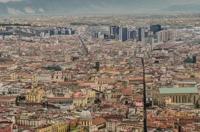 Vista generica su Napoli o vista sulla città dall'interno dell'appartamento