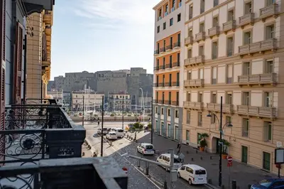Vista generica su Napoli o vista sulla città dall'interno dell'appartamento