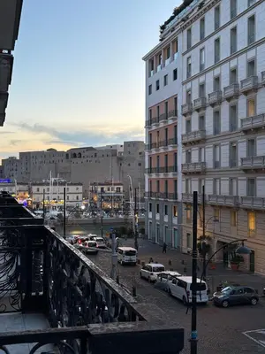 Vista generica su Napoli o vista sulla città dall'interno dell'appartamento
