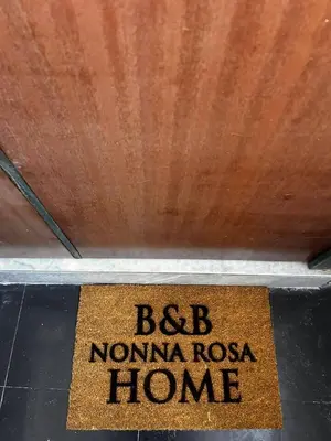 Certificato, attestato, insegna o altro documento esposto da Nonna Rosa Home