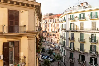 Vista generica su Napoli o vista sulla città dall'interno dell'appartamento
