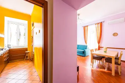 Area soggiorno di Montesanto Flow Flat by Napoliapartments