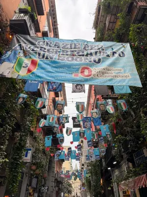 Vista generica su Napoli o vista sulla città dall'interno dell'appartamento