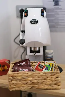 Set per la preparazione di tè e caffè presso Di Fiore Guesthouse