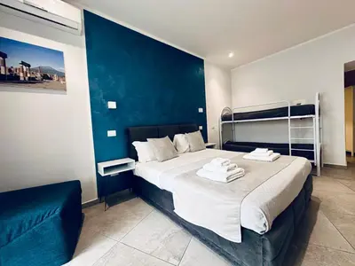 Letto o letti in una camera di Hotiday Napoli Centro