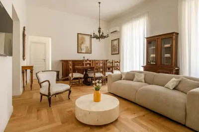 Area soggiorno di Naples Historic Center - 3 Bedroom Apartment by the Duomo Titta & Lello