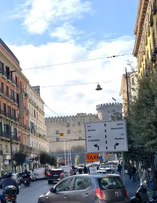 Vista generica su Napoli o vista sulla città dall'interno dell'appartamento