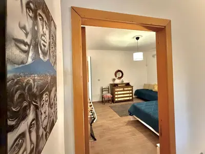 Area soggiorno di La Casa di Bijou a Napoli Materdei con giardino