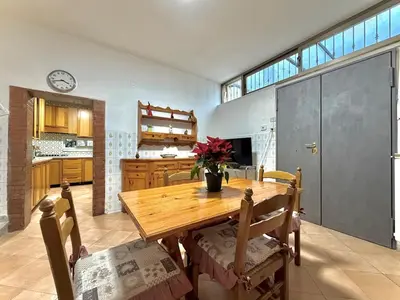 Cucina o angolo cottura di La Casa di Bijou a Napoli Materdei con giardino