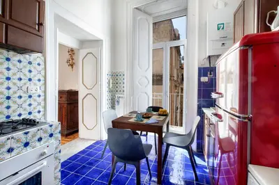 Cucina o angolo cottura di Royal Suite - Luxury Home in the Heart of Naples