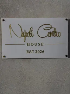 Certificato, attestato, insegna o altro documento esposto da House Napoli Centro