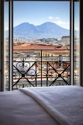 Vista generica sulle montagne o vista sulle montagne dall'interno dell'affittacamere