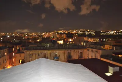 Vista generica su Napoli o vista sulla città dall'interno dell'appartamento