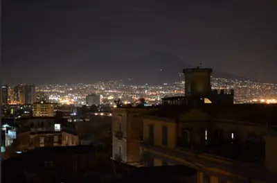 Vista generica su Napoli o vista sulla città dall'interno dell'appartamento