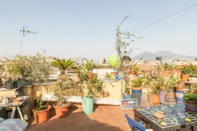 Vista generica sulle montagne o vista sulle montagne dall'interno dell'appartamento