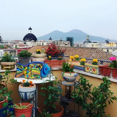 Vista generica sulle montagne o vista sulle montagne dall'interno dell'appartamento