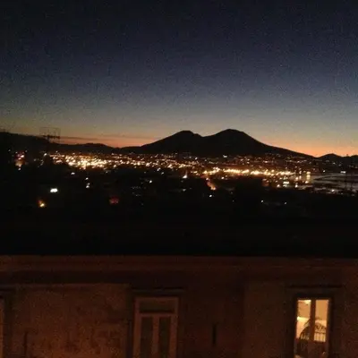 Vista generica sulle montagne o vista sulle montagne dall'interno dell'appartamento