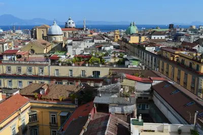 Vista generica su Napoli o vista sulla città dall'interno del bed & breakfast