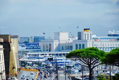 Vista generica su Napoli o vista sulla città dall'interno del bed & breakfast